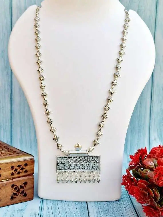 Modern Chain Pendant Sleek Style Contemporary Elegance Saajha